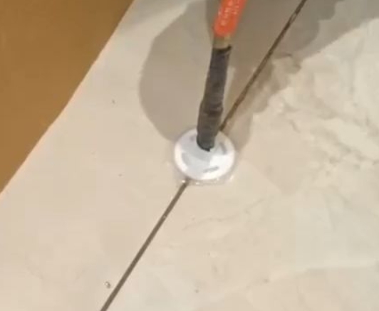 兴县瓷砖空鼓维修公司专业解答瓷砖在铺贴过程中，如果没有涂抹均匀到位的粘结材料（如水泥砂浆或瓷砖胶），可能会导致以下问题